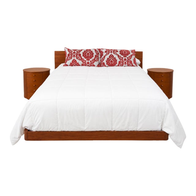 Scandinavian Design Queen Platform Bedroom Set - Vintage Modern For Sale