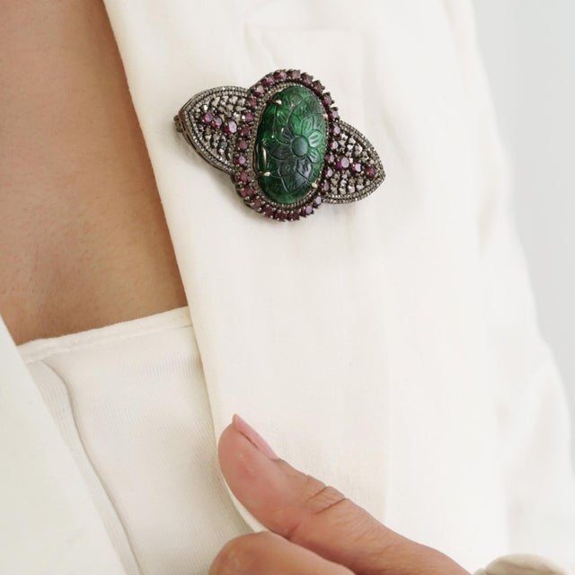 Vintage Style Ornate 20 Ct Handcarved Emerald Ruby & Diamond Christmas Brooch Pendant For Sale - Image 11 of 15