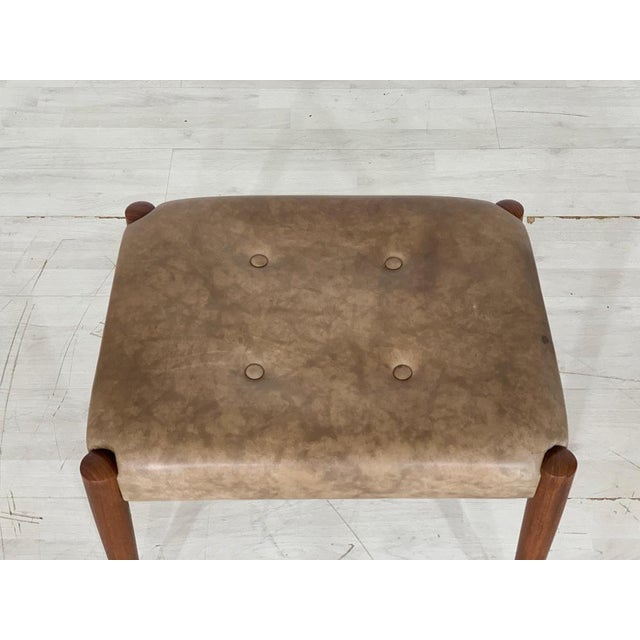 A very nice vintage stool. • danish design • 1960s • teak • leather upholstery • good condition dimensions: height: 42 cm...