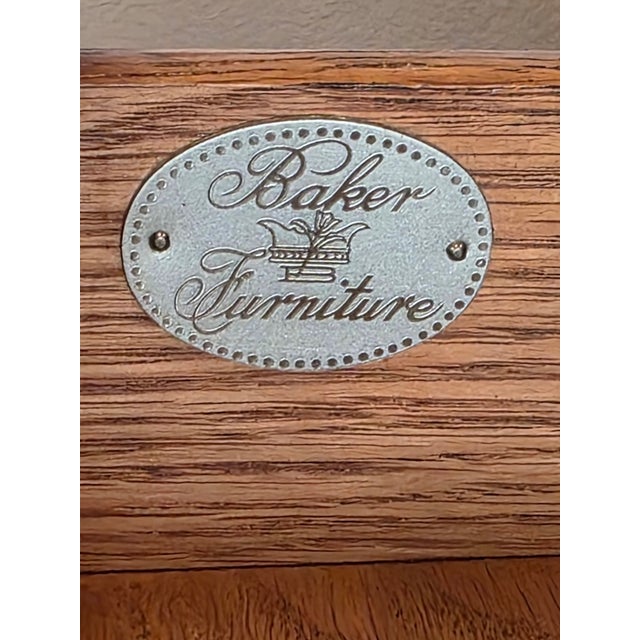 American Federal Style Cross-Banded Matched Mahogany Drop-Leaf Extending Occasional Table Signed Baker Furniture For Sale - Image 10 of 17