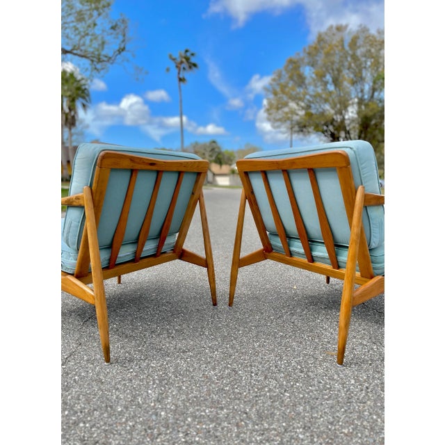 Mid-Century Modern Pair of Rail-Back Lounge Chairs in the Style of Viko Baumritter For Sale - Image 3 of 13