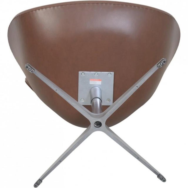 Tall Swan Chair in Mokka Leather by Arne Jacobsen, 2007 For Sale - Image 11 of 14