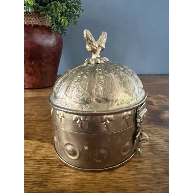 Cute vintage brass trinket box. It has a cute acorn design on the top. Hinged. It’s in good vintage condition. Normal wear...