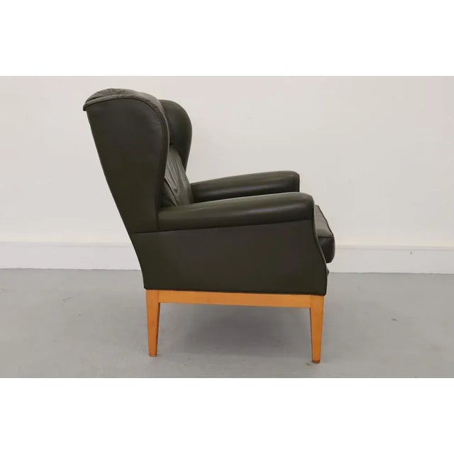 Very nice armchair in leather.