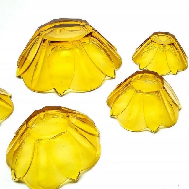 Hight of glasses : 7 cm windth: 5.2 cm smaller bowls : 13 cm x 5 cm This piece has an attribution mark, I am sure that it...