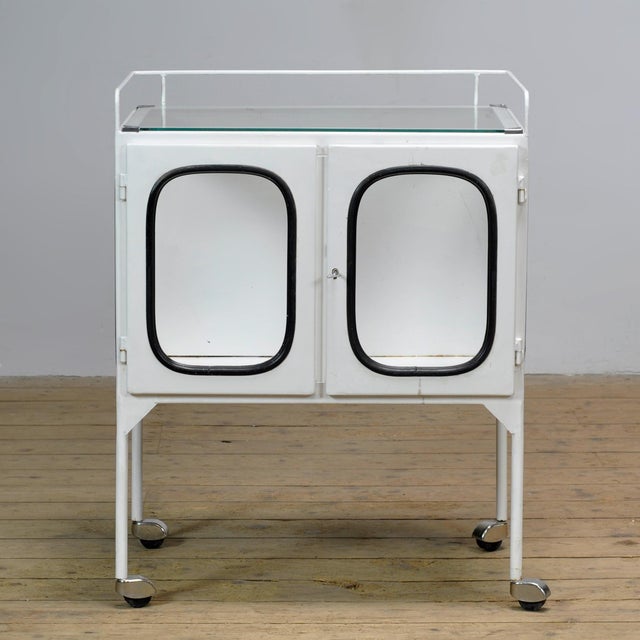 This vintage hospital trolley from the 1970s is a unique and functional design object with character. Produced in Hungary,...