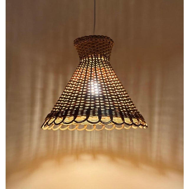 This exceptional pendant light from the 1960s captivates with its iconic diabolo shape and was meticulously handcrafted...