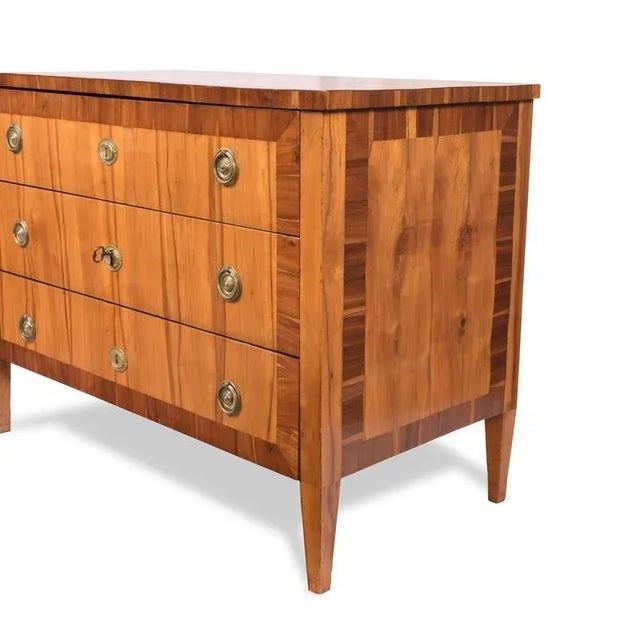 Early Biedermeier chest of drawers around 1820, cherry, plum and apple veneer on oak, three drawers with a central lock in...