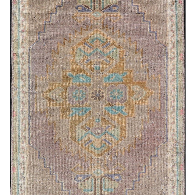 Vintage small Turkish Oushak Rug with All-Over Sub-Geometric Medallion Design. Keivan Woven Arts / rug EN-15931, country...