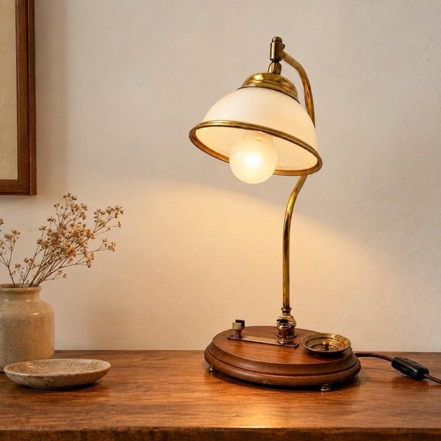 This elegant table lamp by Ryckaert, from the Louisiane collection, stylishly reinterprets the spirit of vintage desk...