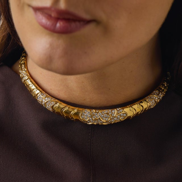 This exceptional vintage choker necklace is a bold and luxurious statement piece from the 1980’s, crafted in rich 18k...