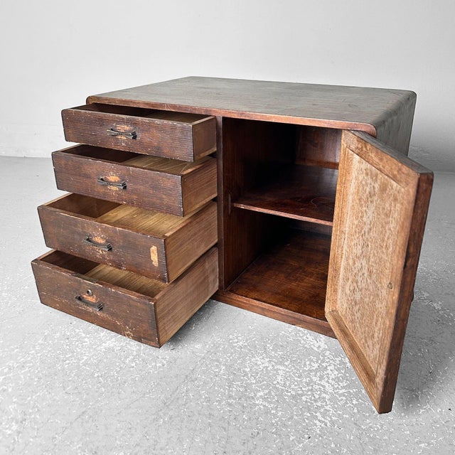 This antique storage cabinet, made from Paulownia wood, dates back to the 1920s. It combines functionality with timeless...