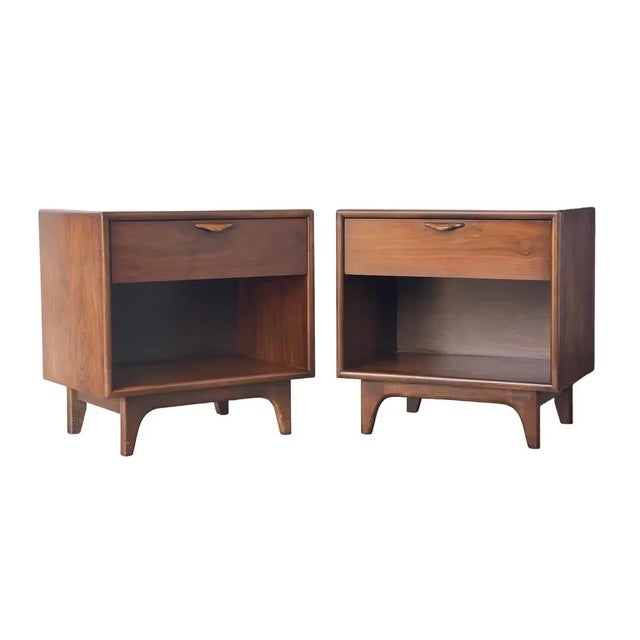 Brown 1970s Vintage Mid Century Modern Walnut End Tables with Dovetail Drawers by Lane - Set of 2 For Sale - Image 8 of 8