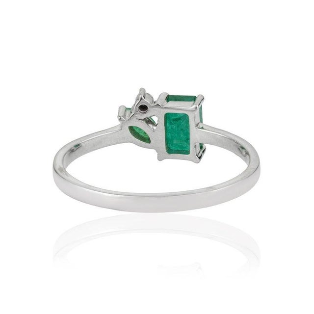 Contemporary Emerald & Diamond Ring for Women, Size 7 For Sale - Image 4 of 11