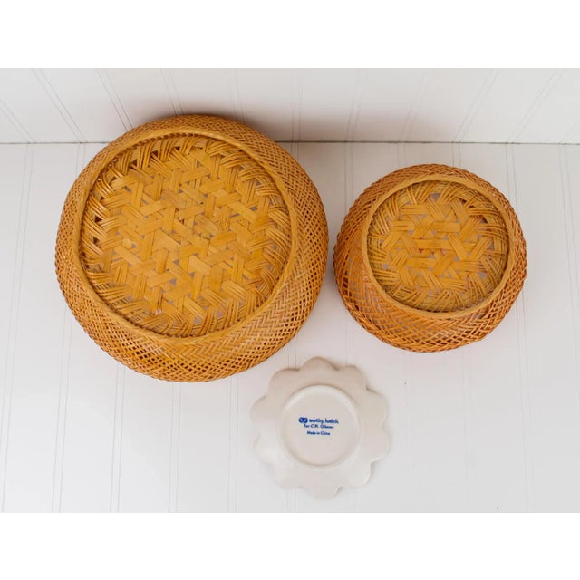 Chestnut Mid 20th Century Vintage Pair of Nesting Baskets From China With a Molly Hatch Daisy Trinket Tray - 3 Pieces For Sale - Image 8 of 13