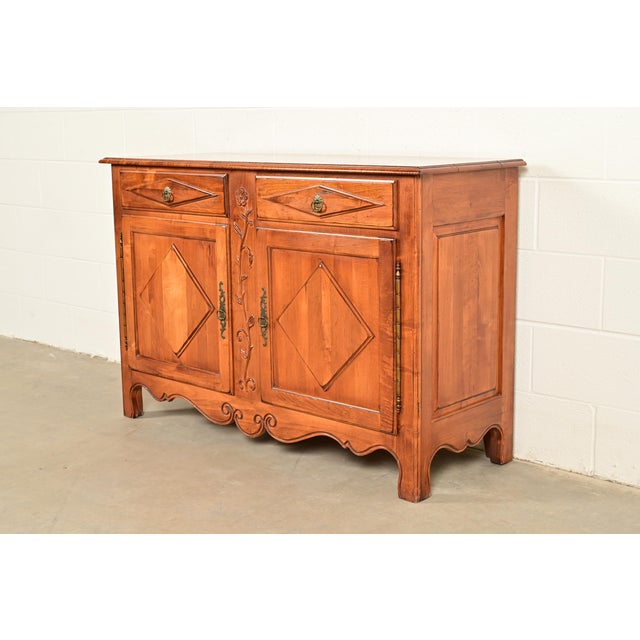 French Provincial Ethan Allen French Provincial Louis XV Carved Solid Maple Sideboard or Bar Cabinet For Sale - Image 3 of 17