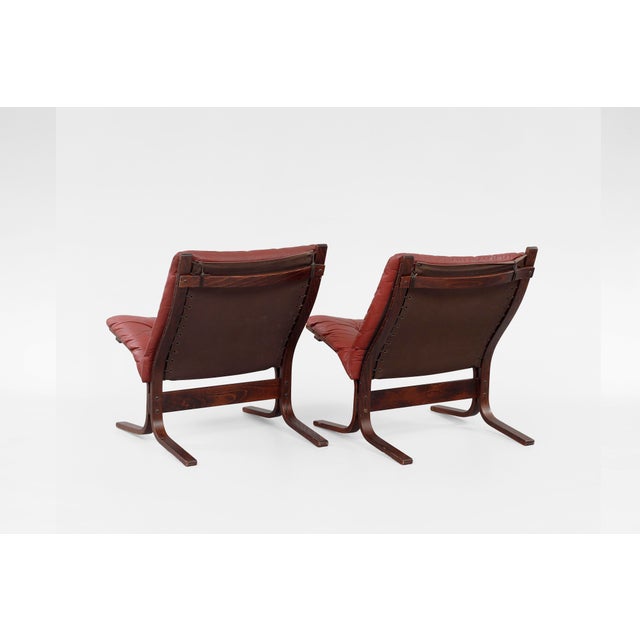 Mid-Century Modern Vintage Low-Back Siesta Chairs in Red Leather by Ingmar Relling for Westnofa, Set of 2 For Sale - Image 3 of 5
