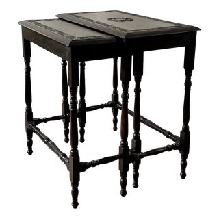 Victorian English Dyed and Carved Walnut Nesting Tables with Ivy Borders and Stag Emblem, 1890s, Set of 2 For Sale
