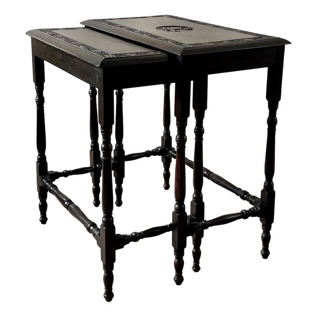 Victorian English Dyed and Carved Walnut Nesting Tables with Ivy Borders and Stag Emblem, 1890s, Set of 2 For Sale