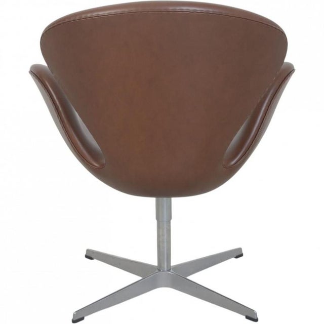 Tall Swan Chair in Mokka Leather by Arne Jacobsen, 2007 For Sale - Image 9 of 14