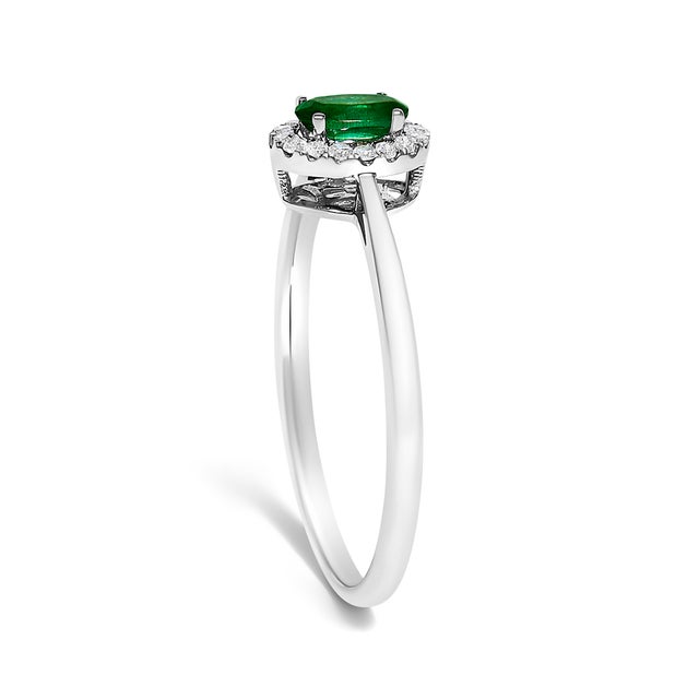 Early 21st Century 10K White Gold 5X3MM Oval Green Emerald and Diamond Accent Halo Ring (I-J Color, I1-I2 Clarity) - Ring Size 5 For Sale - Image 5 of 7