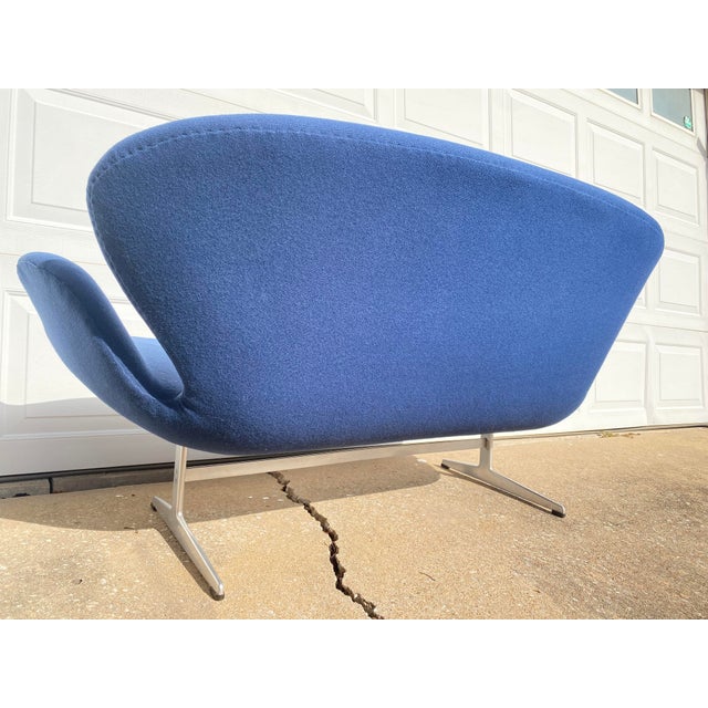 1970s Attributed to Arne Jacobsen Blue Swan Sofa for Fritz Hansen Vintage Original For Sale In Tulsa - Image 6 of 10