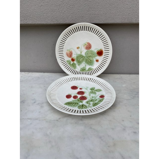 De Sarreguemines Majolica Reticulated Plate Raspberries Sarreguemines Circa 1900 For Sale - Image 4 of 4