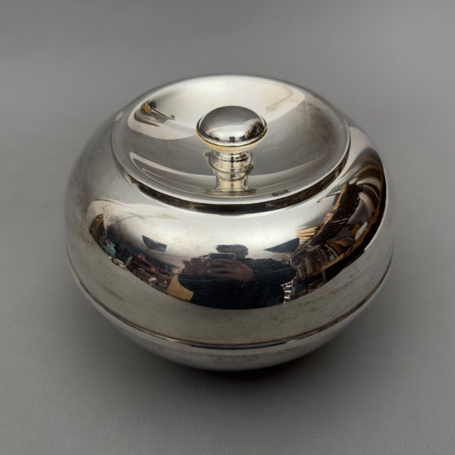 A tabletop accessory with a captivating and modern design. This refined spherical ice bucket combines the elegance of a...