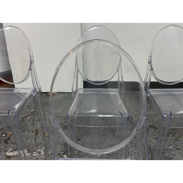 In the Style of Philippe Starck for Kartell Louis Ghost Clear Side Chairs, Set of Four For Sale In San Francisco - Image 6 of 12
