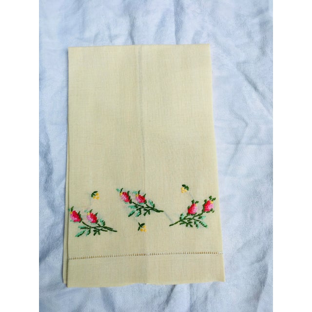 Pretty embroidered lemon yellow guest towel made of fine linen. Dimensions are 19” long and 11.5” wide. Excellent condition.