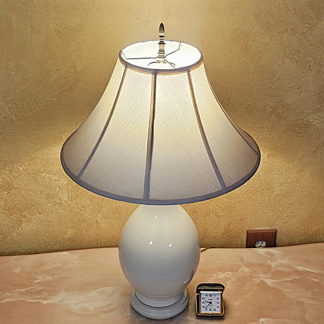Late 20th Century Vintage Cream Ceramic Urn Table Lamp With Brass Accents & Shade - Hollywood Regency For Sale - Image 5 of 18