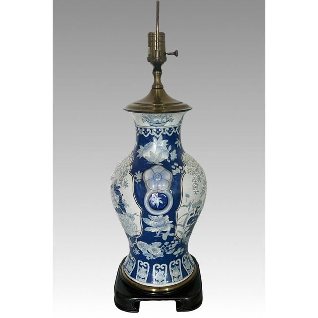 Mid Century Chinese Blue and White Hand Painted Floral Porcelain Table Lamp on Ming Style Rosewood Stand For Sale - Image 4 of 13