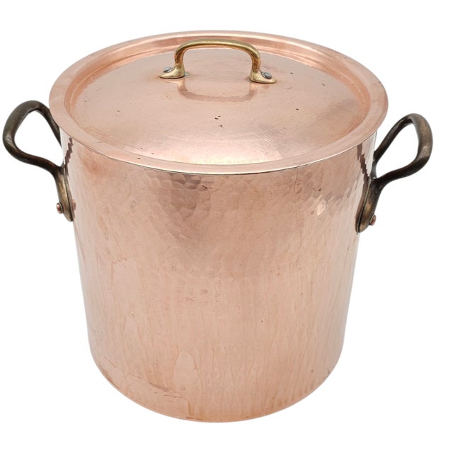 A vessel like this doesn’t just simmer— it tells stories. Hammered by hand in the old copper town of Villedieu-les-Poêles,...