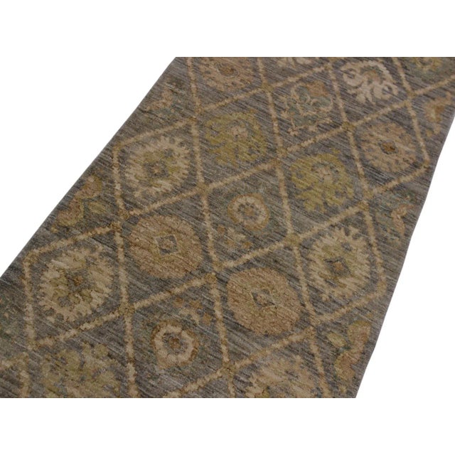 Textile 1990s Boho Chic Modern Heidy Gray/Ivory Hand-Knotted Wool Rug - 2′7″ × 9′2″ For Sale - Image 7 of 8