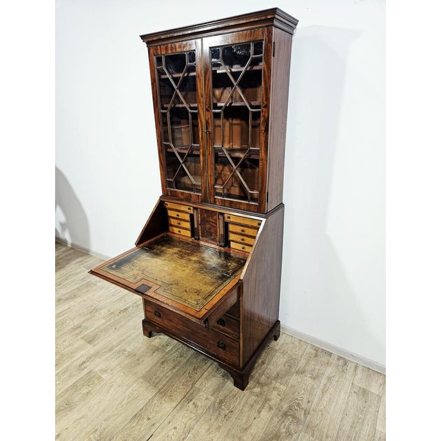 I am pleased to present you an extremely elegant, original Victorian bureau bookcase from the 19th century. The furniture...
