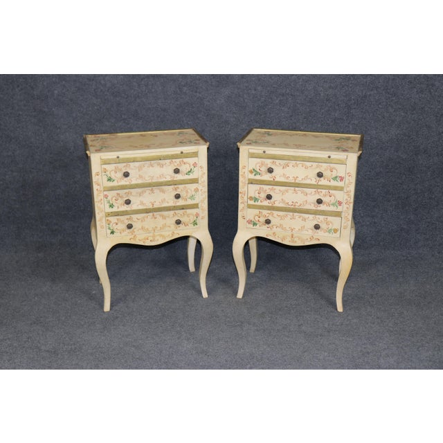 1950s 1950's Pair of Italian Venetian Style Creme Paint Decorated and Gilt Nightstands For Sale - Image 5 of 13