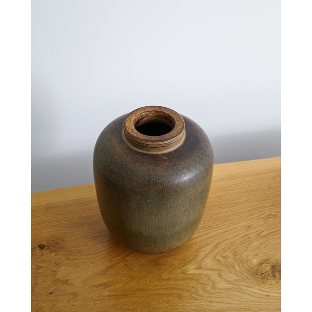 Gustavsberg Mid-Century Modern Swedish Brown Green Stoneware Farsta Vase Urn by Wilhelm Kåge for Gustavsberg, Sweden, 1940s For Sale - Image 4 of 7