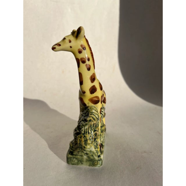 A single ceramic figurine of a giraffe.