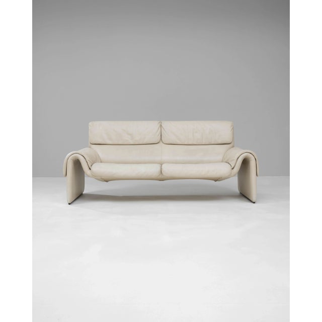 This iconic DS2011 sofa by Swiss manufacturer De Sede epitomizes mid-20th-century luxury and innovation in design....
