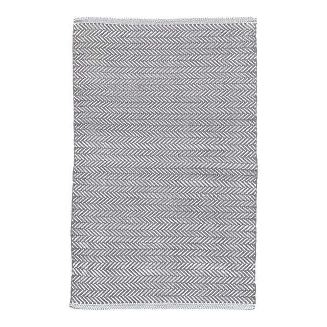 Dash & Albert by Annie Selke Herringbone Shale/White Indoor/Outdoor Rug, 4' x 6' For Sale