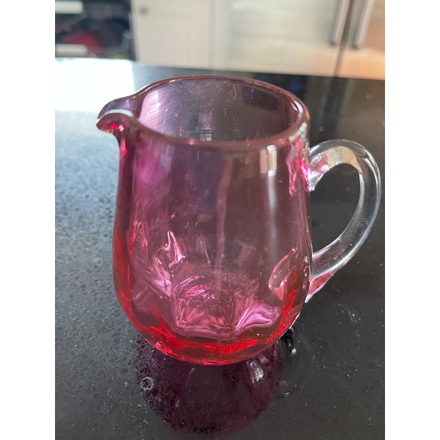 Pilgrim Manufacturing Vintage Cranberry Pilgram Glass Milk Mini Pitchers - Pair For Sale - Image 4 of 4