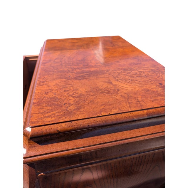 Vintage Henredon Louis XV Style Burl Wood King Headboard & Bombe Nightstands, Set of 3 (Circa 1980s) For Sale - Image 13 of 18