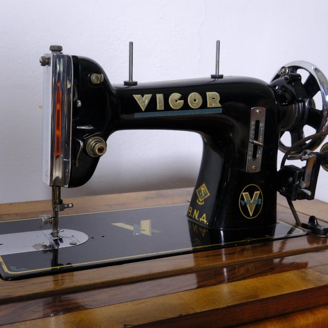 Art Deco Vigor Sewing Machine by A. Vigorelli for Pavia, 1930s For Sale - Image 6 of 18