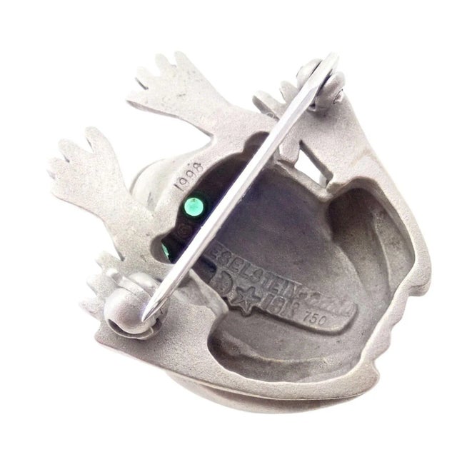 1990s Kieselstein Cord 18k White Gold Frog Emerald Brooch 1998 For Sale - Image 5 of 6