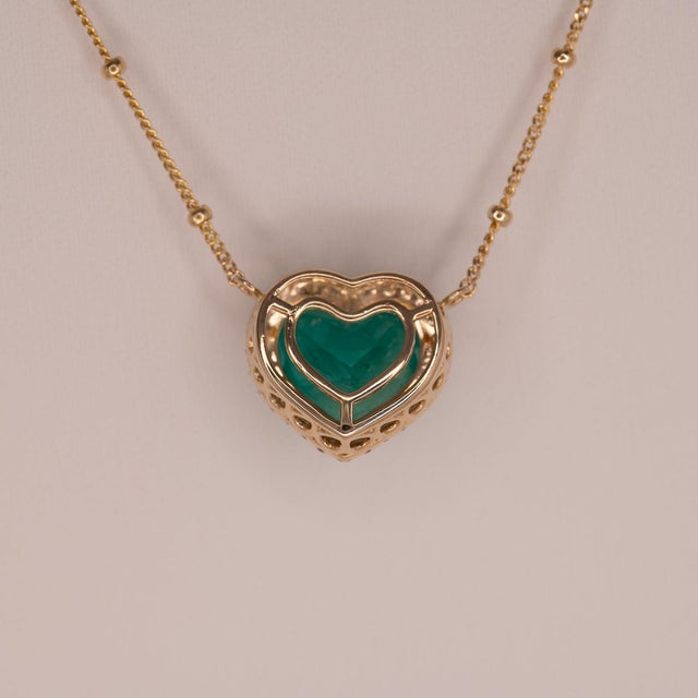 Green 2.9Ct Gia Certified Colombian Emerald Heart Pendant With Diamonds Halo, 14k Gold For Sale - Image 8 of 9