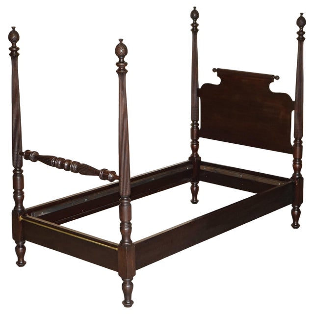 American Federal 4-Poster Bed with Carved Pillars in Hardwood, 1800s For Sale