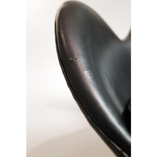 Arne Jacobsen Mid 20th Century Arne Jacobsen Black Leather Egg Chair with Ottoman for Fritz Hansen For Sale - Image 4 of 15