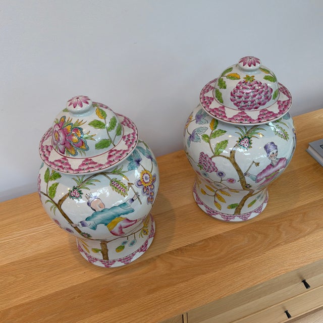 Chinoiserie Pair of Altfield Hong Kong Hand-Painted Chinoiserie Porcelain Ginger Jars, 18” For Sale - Image 3 of 12