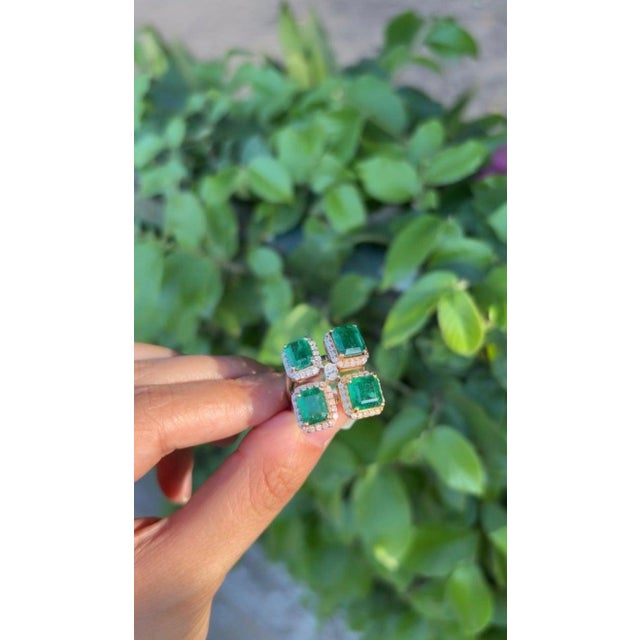 Metal Set in 18k Gold, 6.70 Carats, Natural Zambian Emerald & Diamonds Cluster Ring, Size 6 For Sale - Image 7 of 11