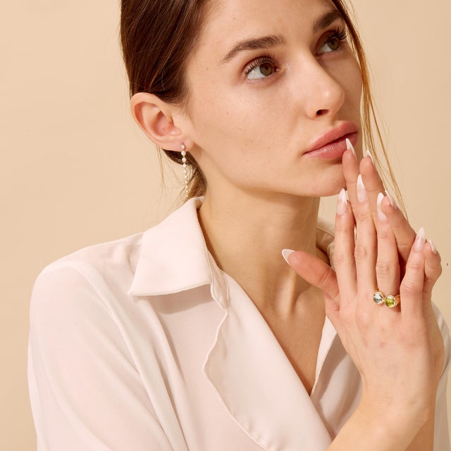 Contemporary Syna Peridot and Blue Topaz Yellow Gold Ring with Diamonds For Sale - Image 3 of 4